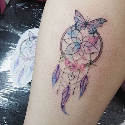  Tatouage attrape rêve avec un papillon et des taches colorées
